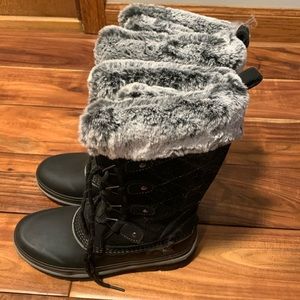 Black snow boots with gray fur lining.